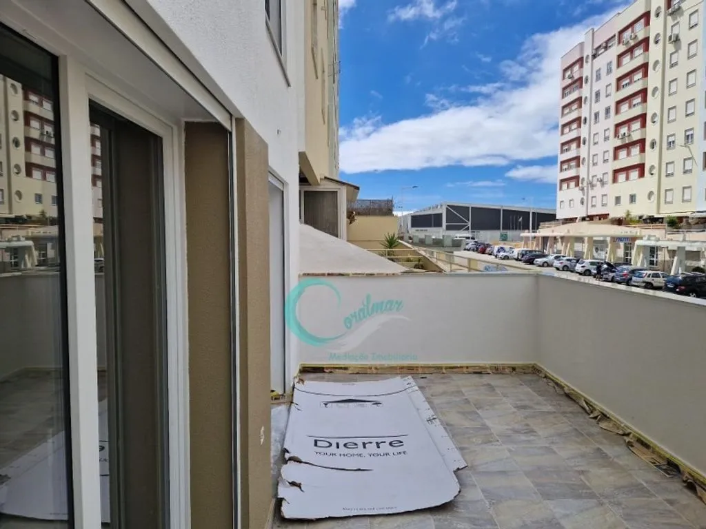 Balcon - 3-Bedroom Apartment with Balcony in Corroios