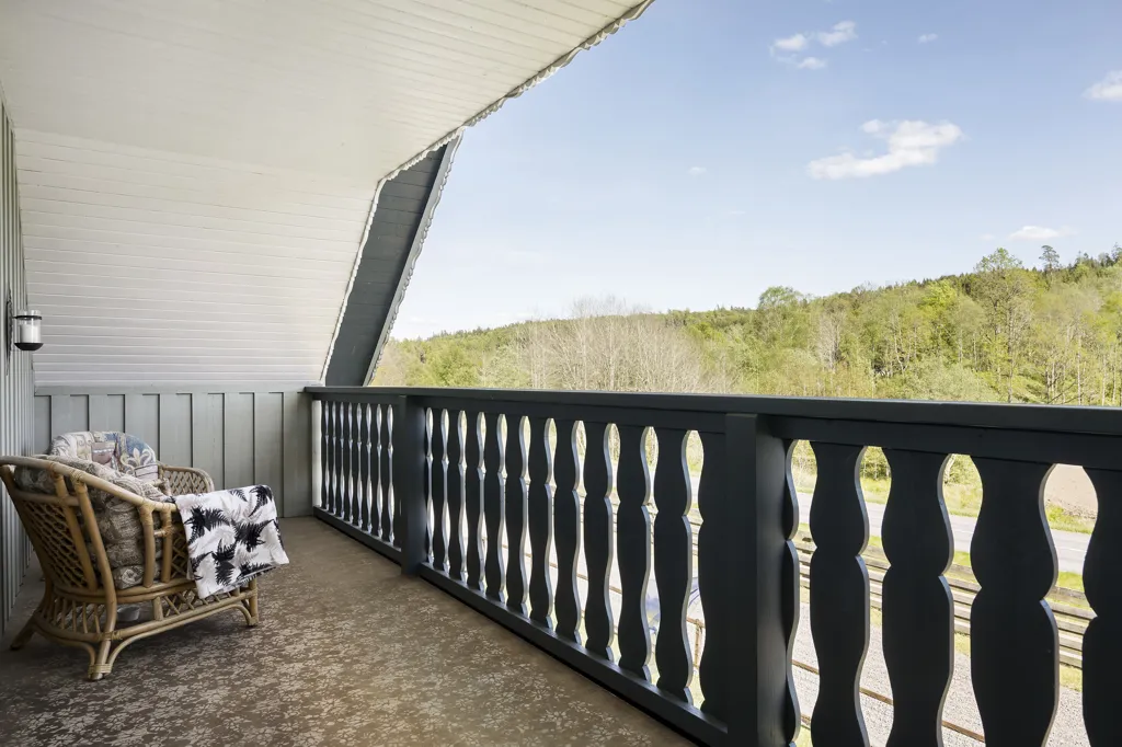 Balcon - Villa with Workshop in Idyllic Setting