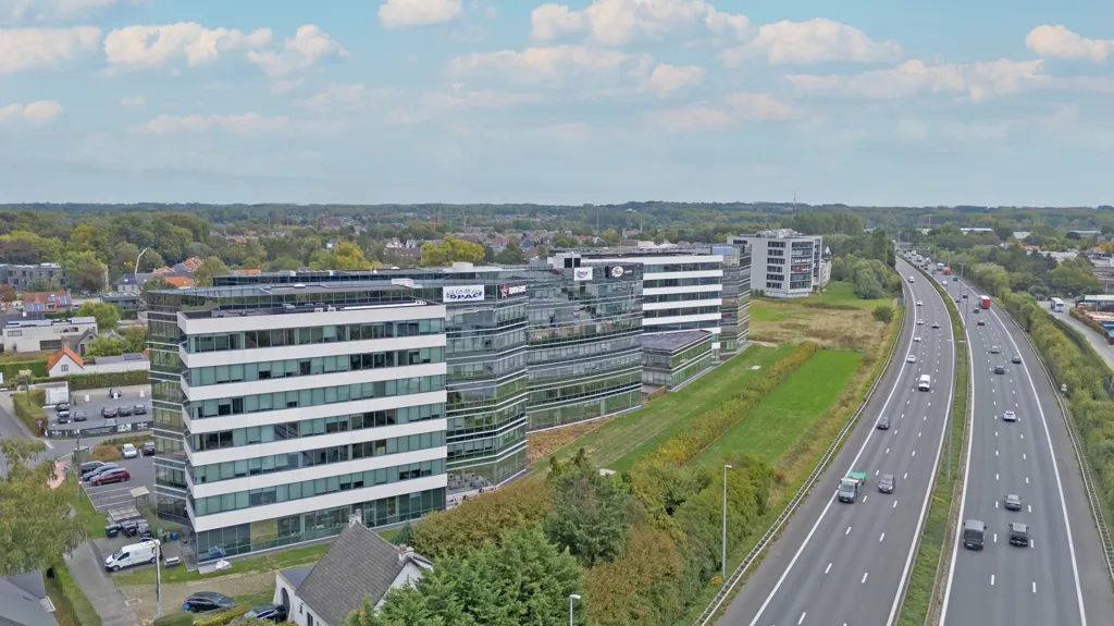 Vue aérienne - Espace de Bureau avec Vue sur l'Autoroute à Erembodegem