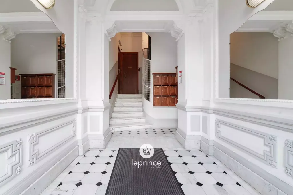 Esik - 3-Room Apartment in Belle Époque Building, Nice