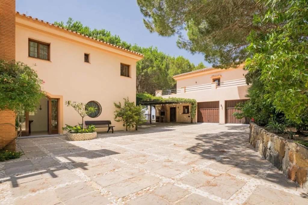 Välivaade - Mediterranean Villa with Private Helipad in Ojén