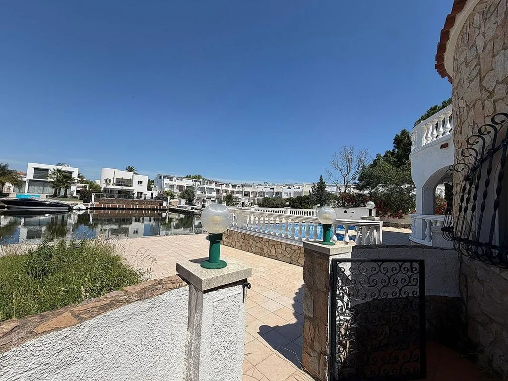 Terrass - Chalet with Private Marina in Empuriabrava