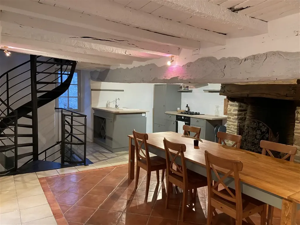 Salle à manger - Maison Meublée en Pierre à Loheac