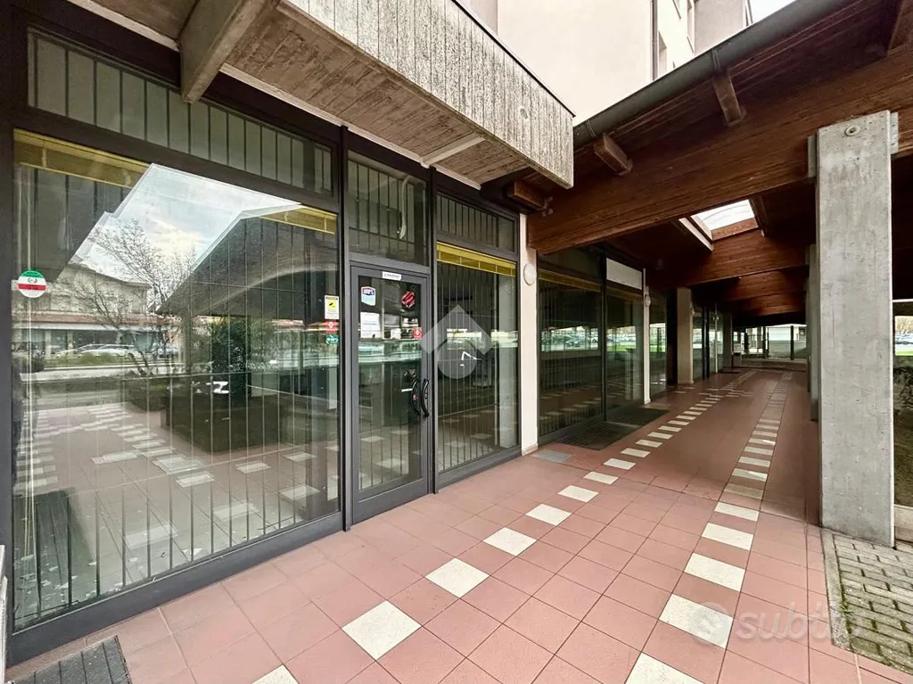 Esik - Ground Floor Shop with Large Windows in Sovizzo