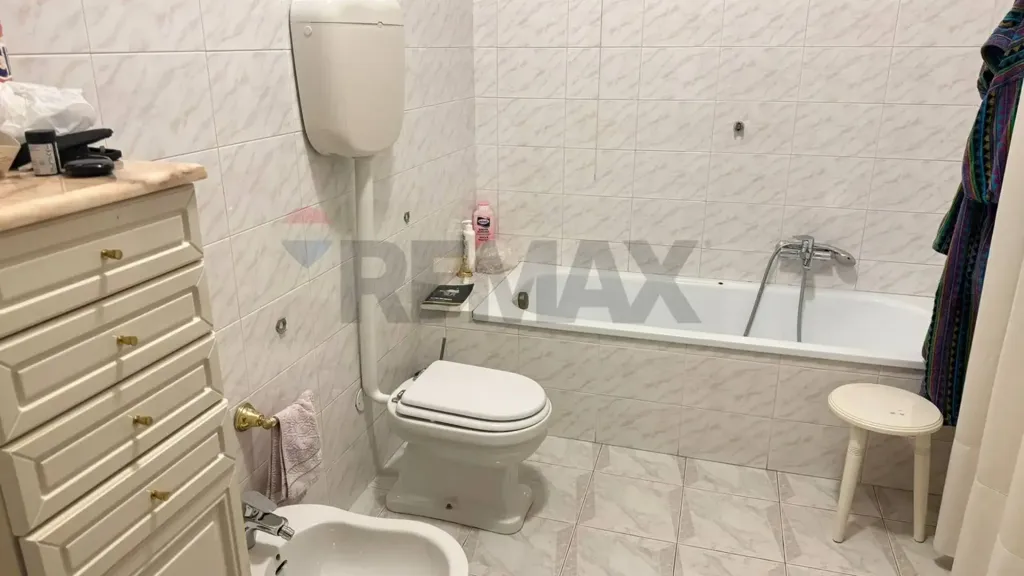 Bathrooms - Villa with 1,200m² Garden in Adria