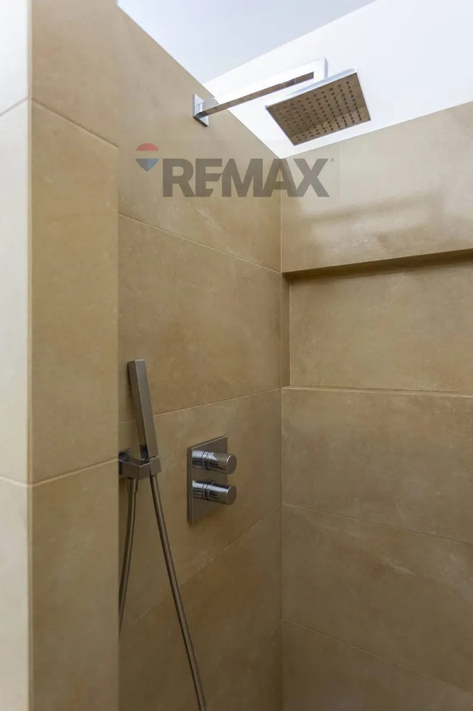Salles de bain - Spacious Triplex with Panoramic View in Tregasio