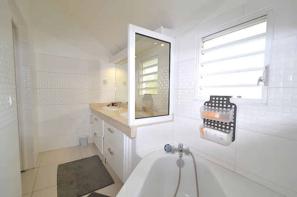 Salles de bain - T2 Duplex Moderne Vue Mer avec Accès Plage