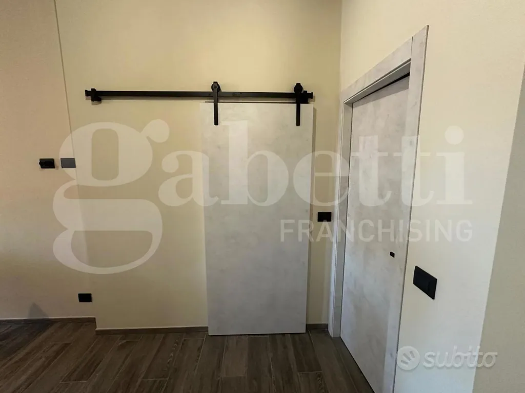 Esik - Rear-Facing Triplex in Turin