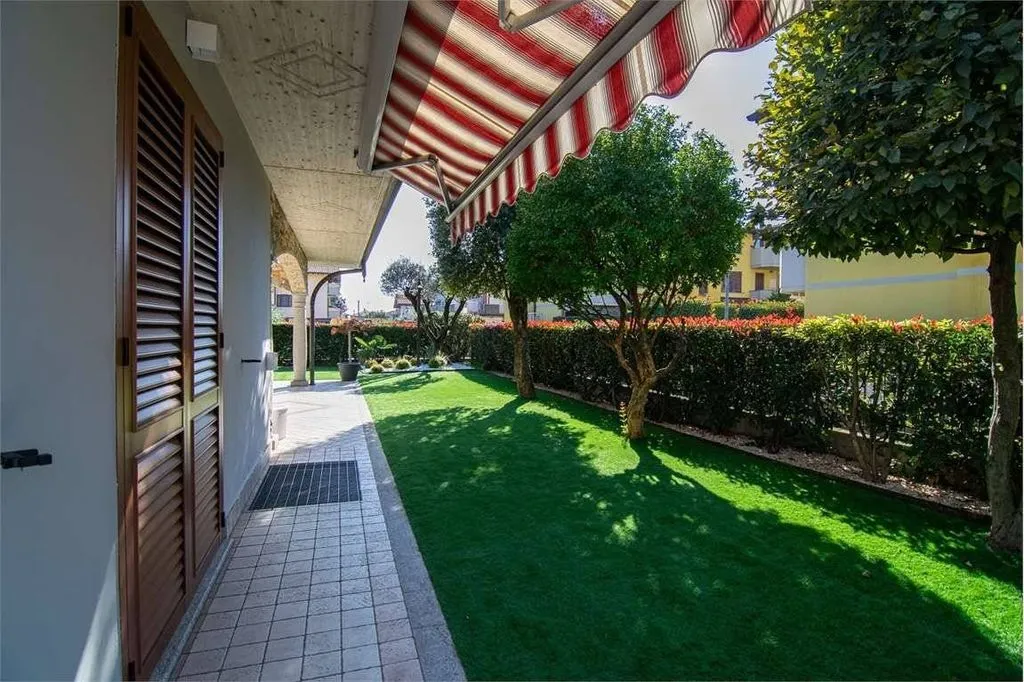 Garden - Luxury Villa with Private Garden in Boltiere
