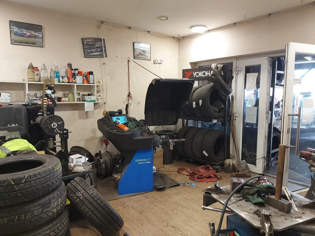 Garage - Industrial Workshop with Established Clientele in Székesfehérvár