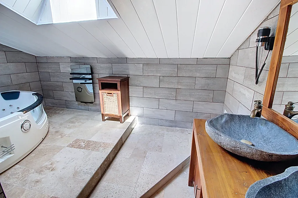 Salles de bain - Maison avec Piscine et Potentiel d'Agrandissement à Salernes
