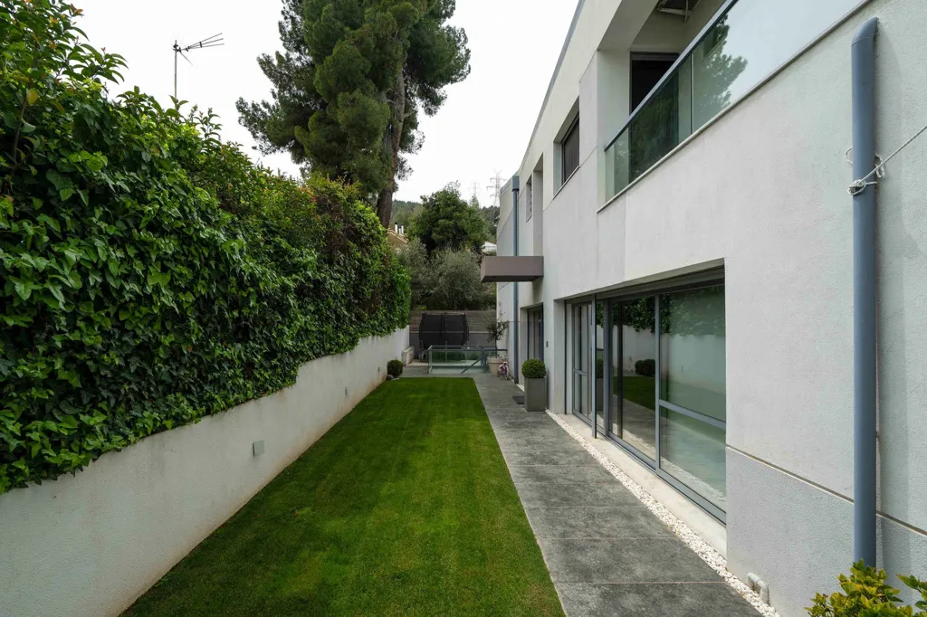 Aed - Maisonette with Private Garden in Rea Drosia