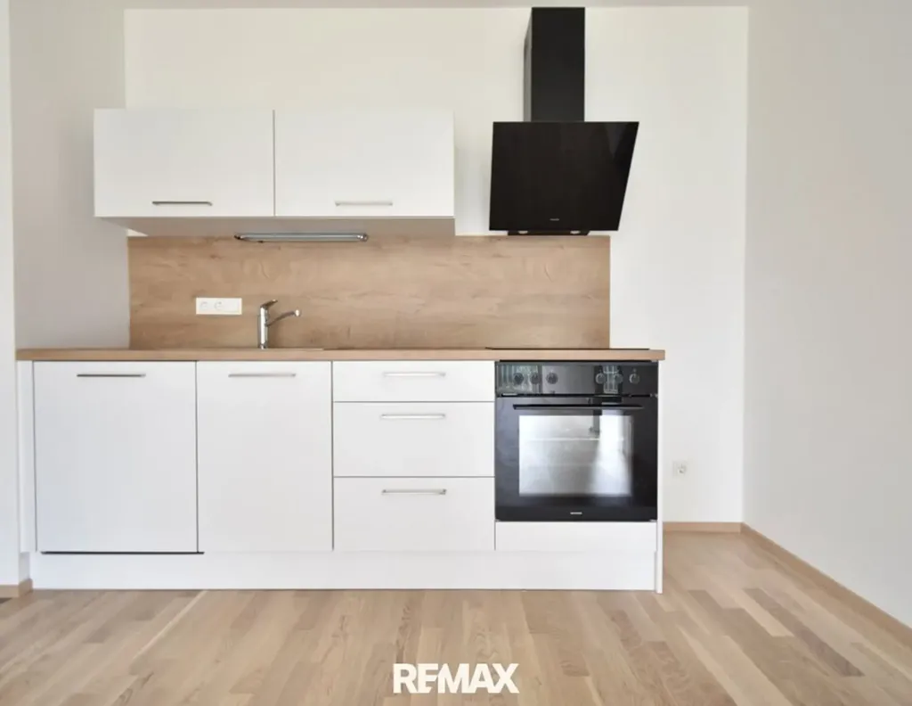 Köök - Accessible 3-Bed Flat with Balcony in Sunny Location