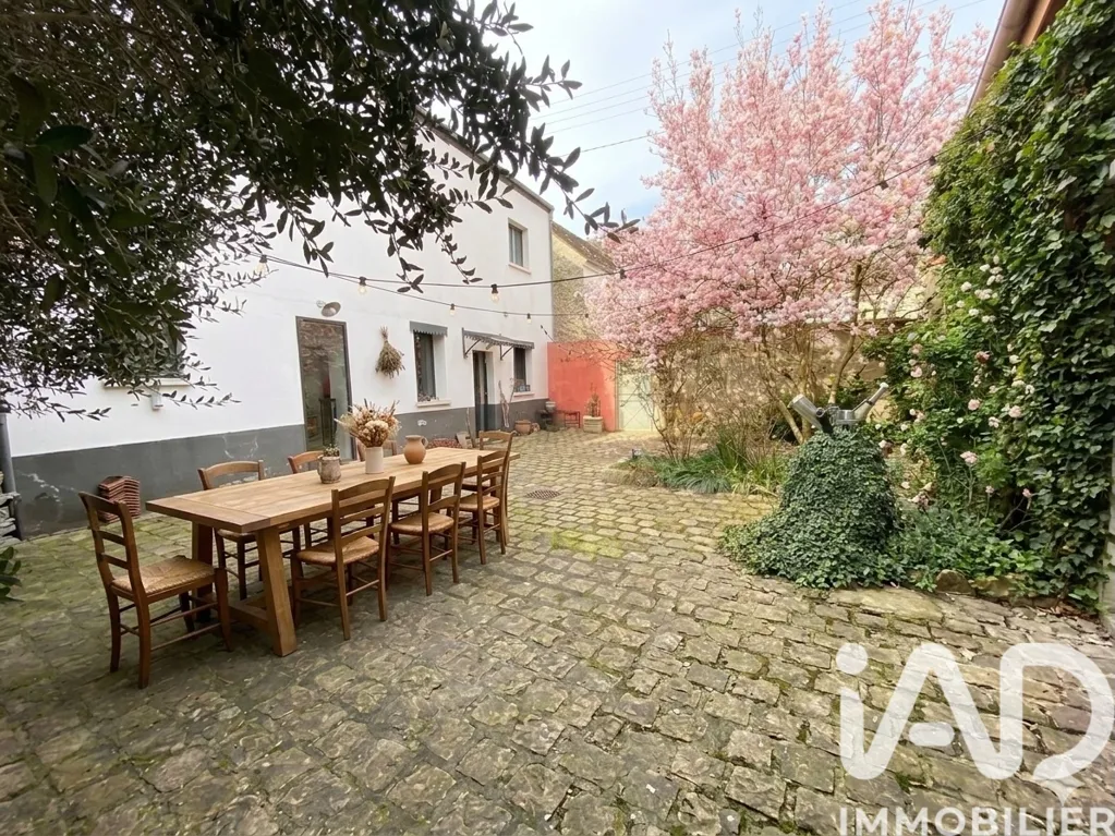 Jardin - Villa de Luxe avec Cour Pavée à Wissous