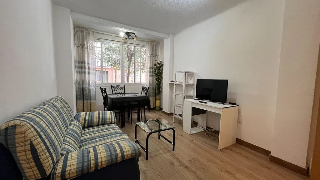 Elutuba - 3-Bedroom Flat with Central Location in Alcorcón