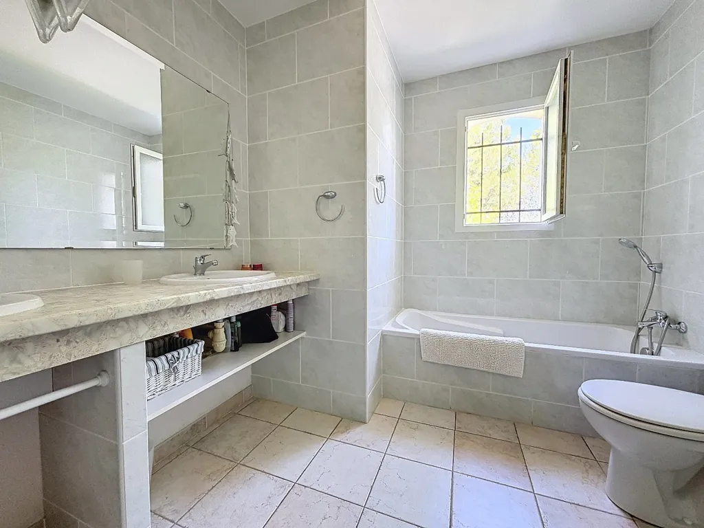 Salles de bain - Villa d'Architecte avec Piscine dans un Environnement Calme