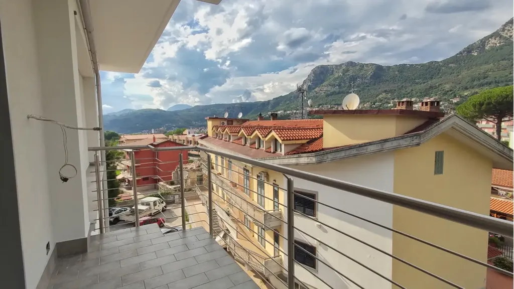 Balcon - Rear-Facing Apartment with Solarium in Solofra