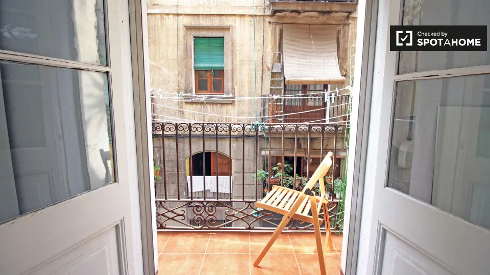 Balcon - Shared Room in Vibrant Raval, Barcelona