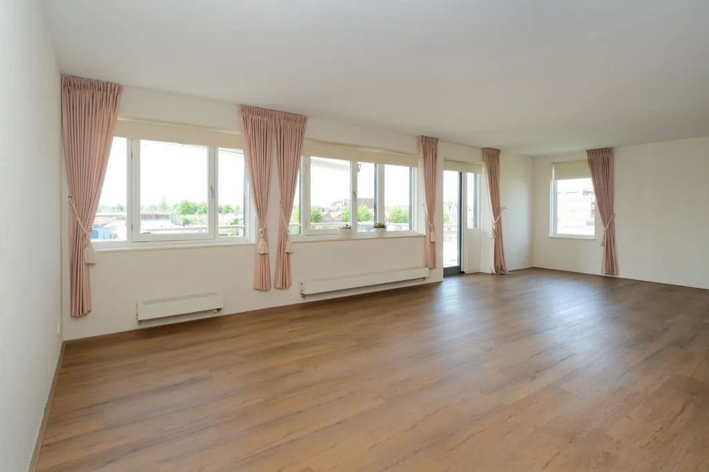 Séjour - Waterfront Flat with Dual Views in Almelo