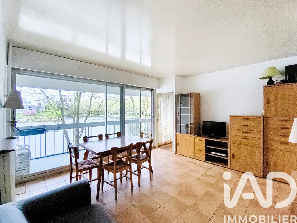 Elutuba - Studio with Lake View in Créteil