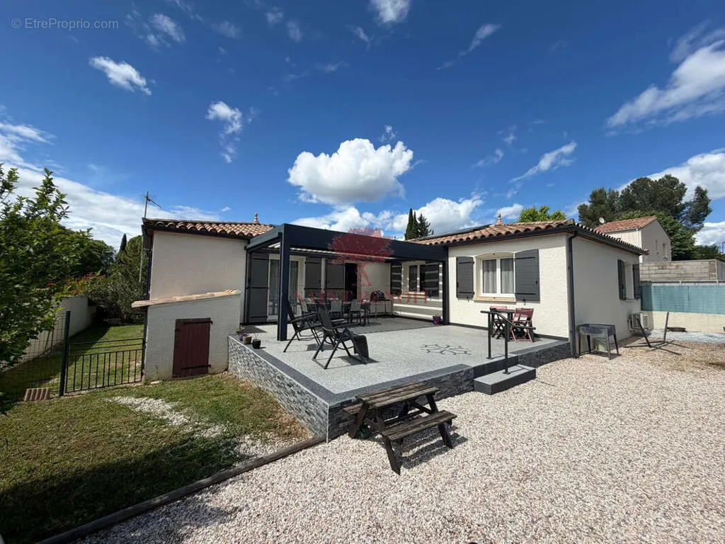 Terrasse - Villa avec Piscine à Gignac