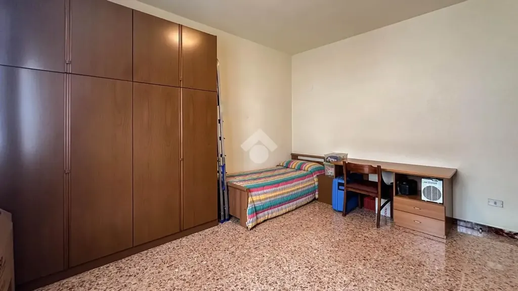 Chambres - Three-Bedroom Apartment with Balcony in Carpi