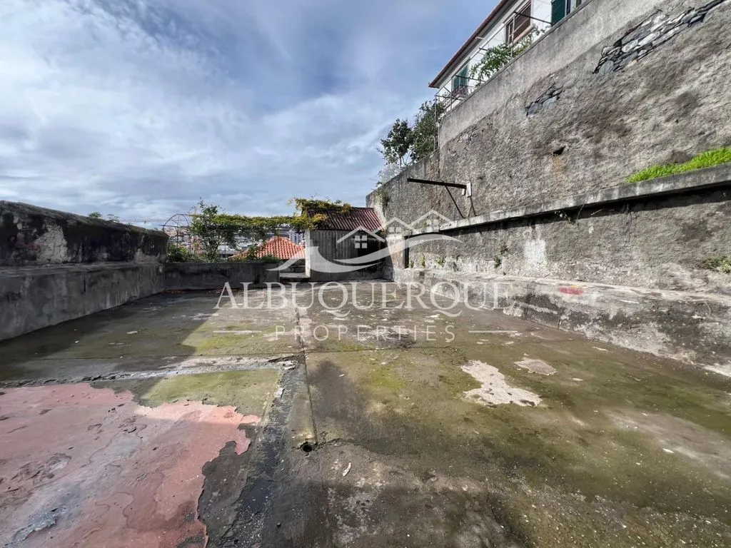 Aed - Historic Building for Restoration in Funchal Centre