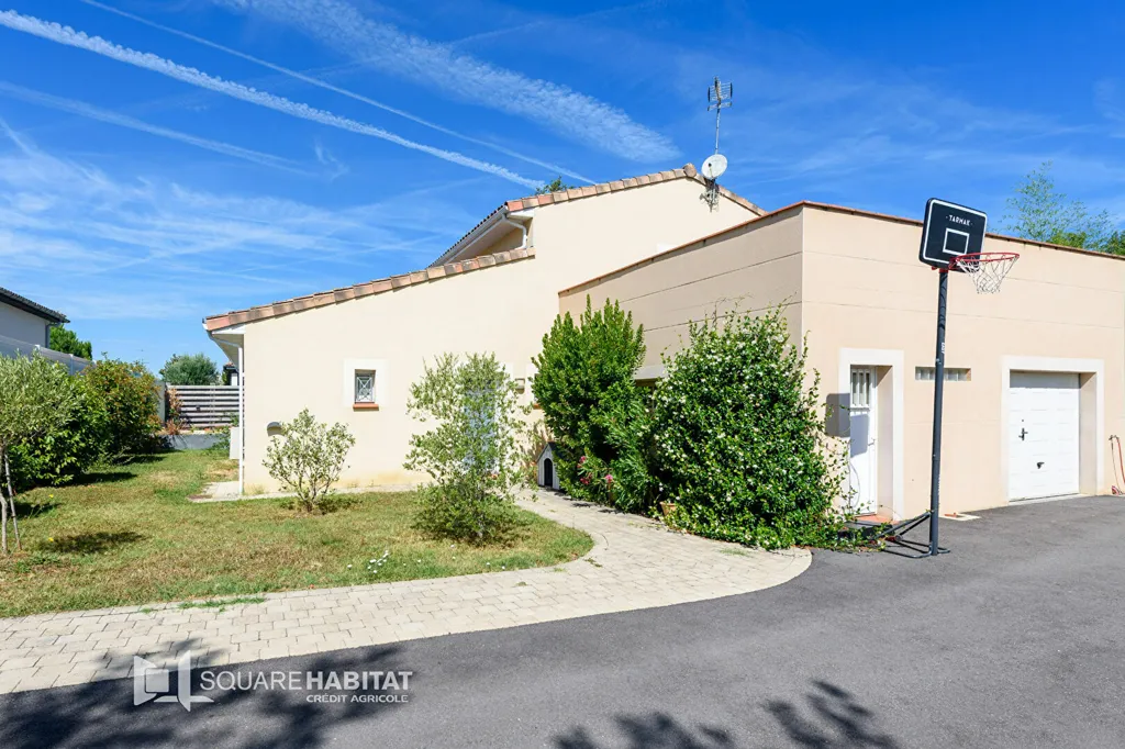 Extérieur - Maison avec Piscine et Vue Verdoyante à Saint-Geniès-Bellevue