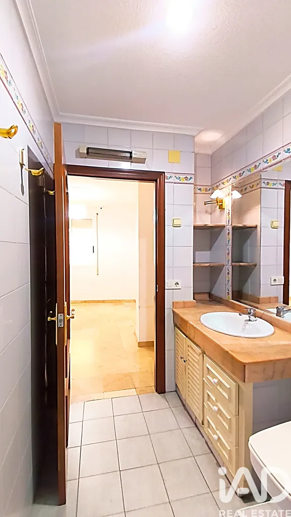 Bathrooms - Apartment with Central Location in Alicante