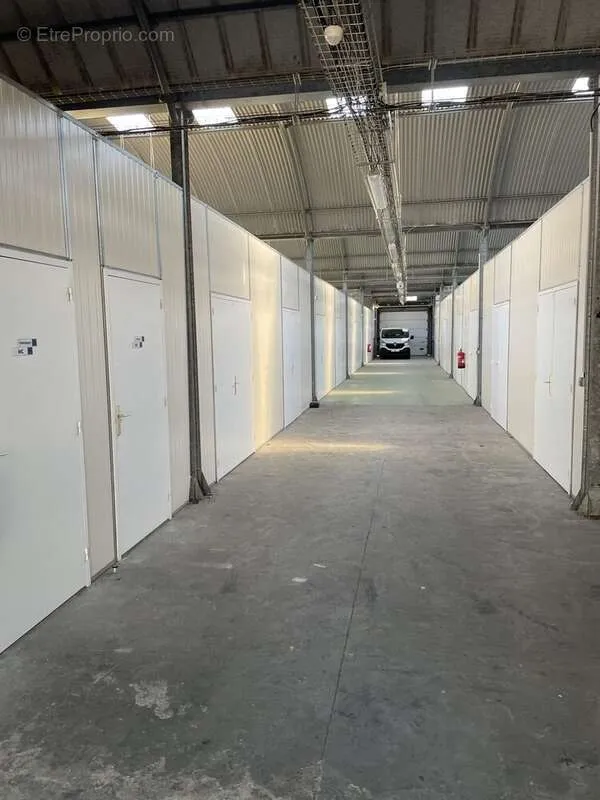 Garage - Bâtiment de Stockage à Carpiquet avec Fort Potentiel