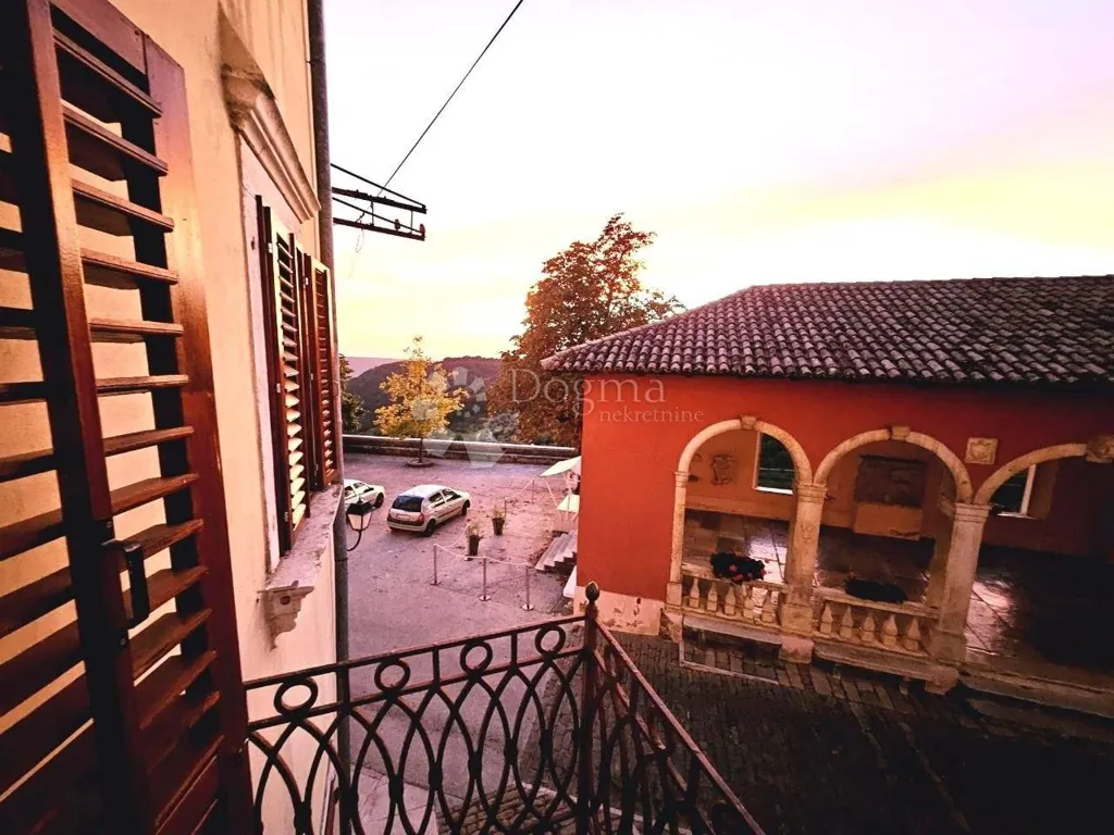 Rõdu - Terraced House with Balcony in Oprtalj