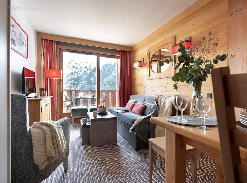 Séjour - Appartement Type 2 avec Balcon en Bail Commercial à Cannes