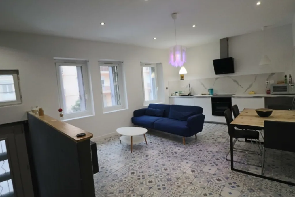 Séjour - Grand T2 Meublé avec Hauteur de Plafond à Marseille