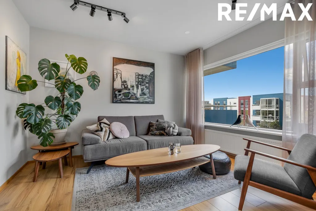 Séjour - Apartment with South-Facing Balcony in Garðabær