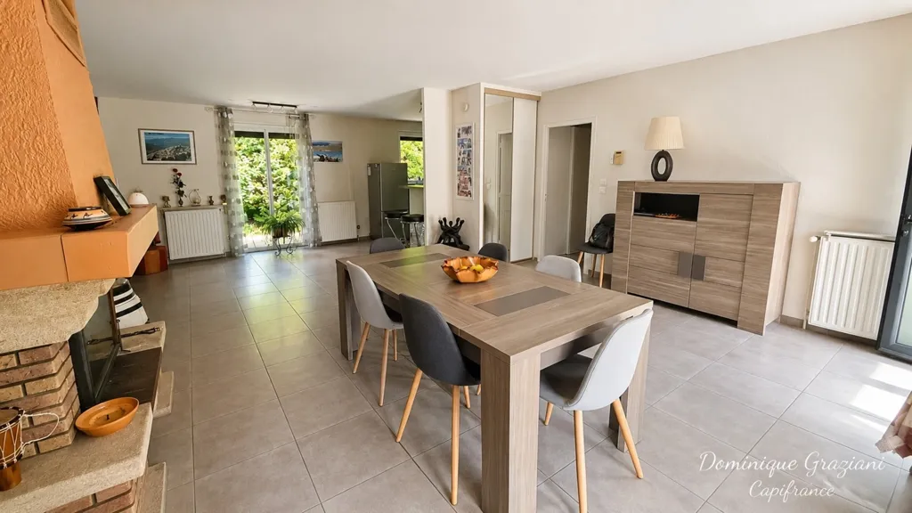 Salle à manger - Maison Plain-pied avec Piscine en Fond d'Impasse Calme
