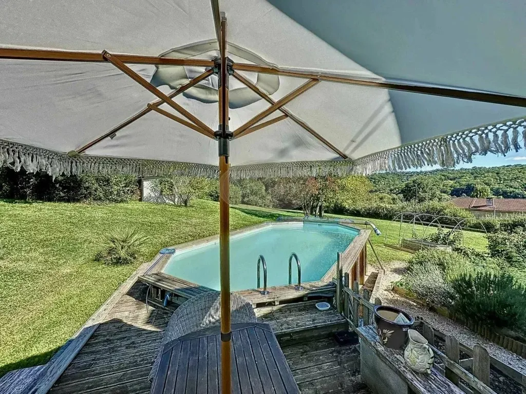Piscina - Bright Villa with Pool in Quiet Location