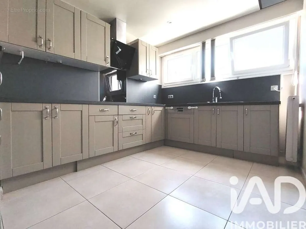 Köök - 3-Bed Apartment with Parking in Les Ulis