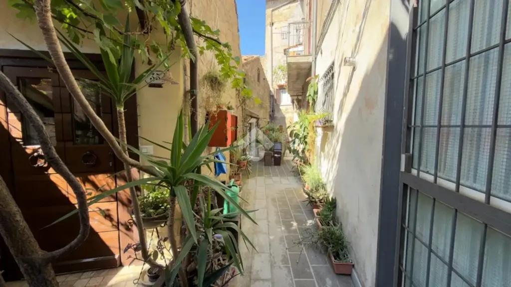 Aed - Bright Studio with Potential for Conversion in Castelnuovo di Porto