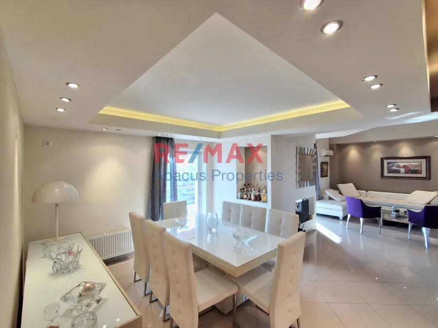 Dining Room - Apartment with Panoramic Views in Nikaia