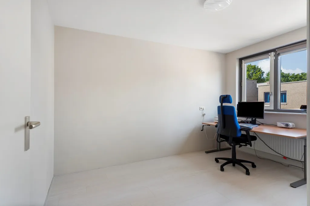 Bureau - Semi-detached House with Garden in Almere
