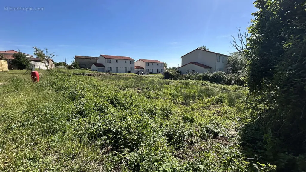Aed - Buildable Plot with Utilities in Lezoux