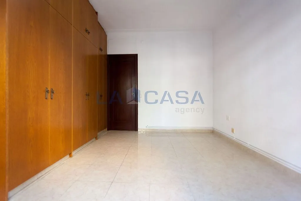 Toad - Flat with Balcony in Camp del Arpa, Barcelona