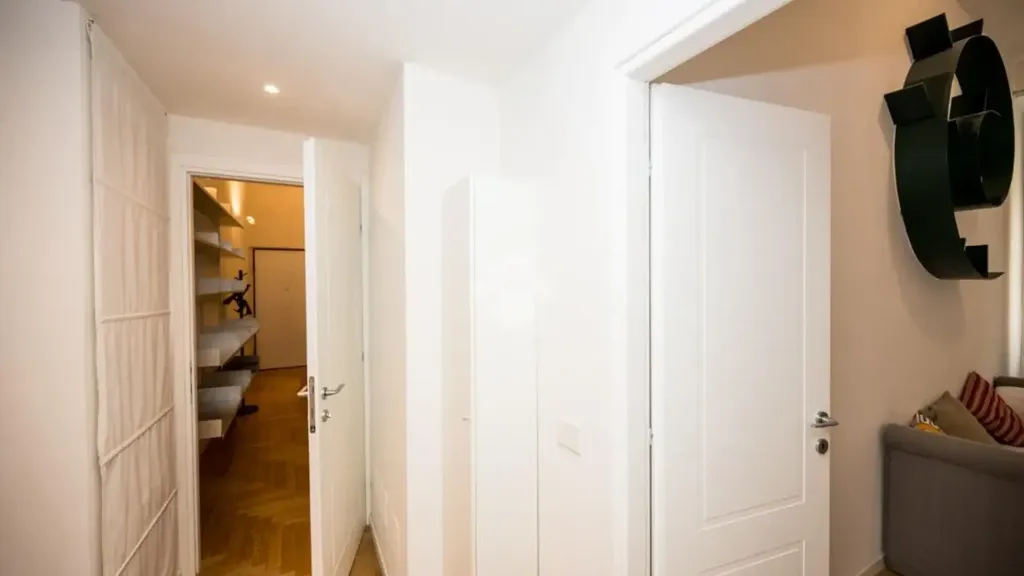 Esik - Elegant Trilocale with Balcony in Milan