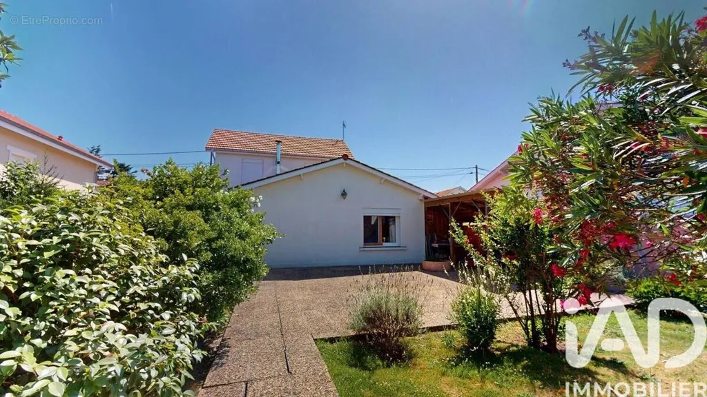 Garden - House with Garden in Montauban's Chênes Quarter
