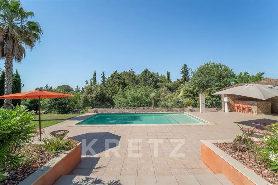 Bassein - Architectural Villa with Pool in Nîmes West