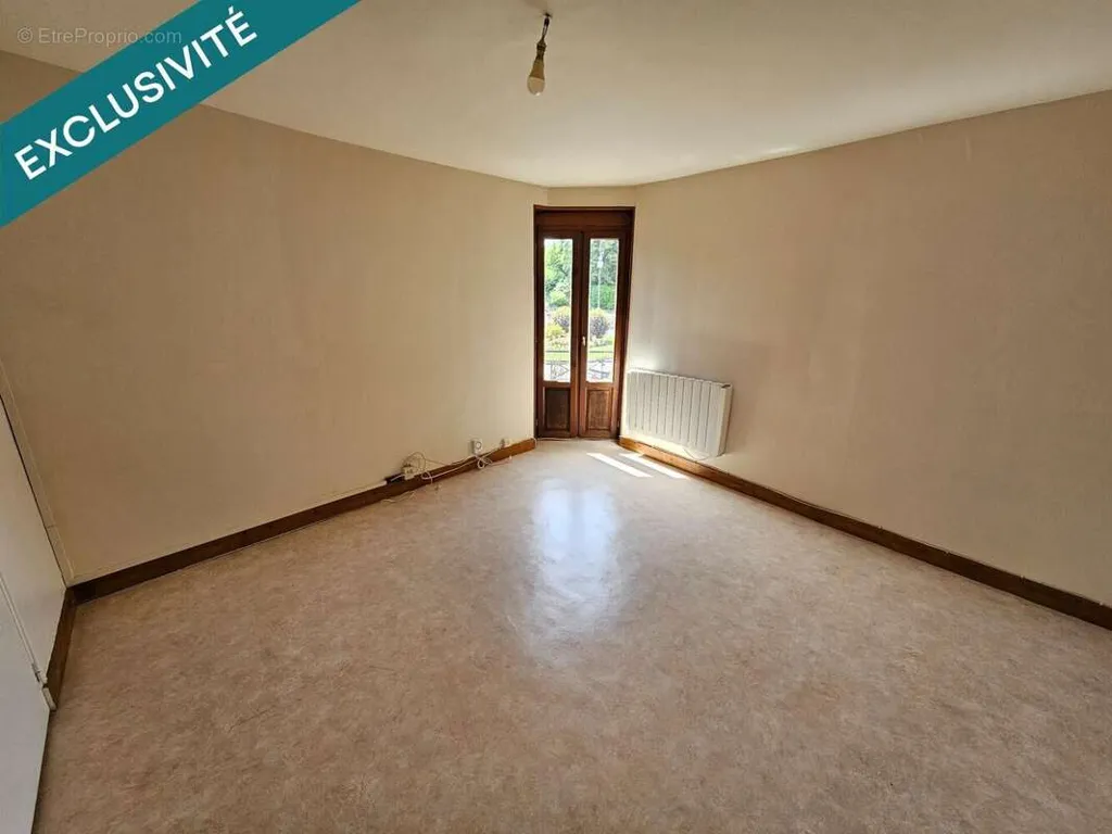 Pièces - Immeuble avec Appartements à Saint-Germain-Des-Fossés