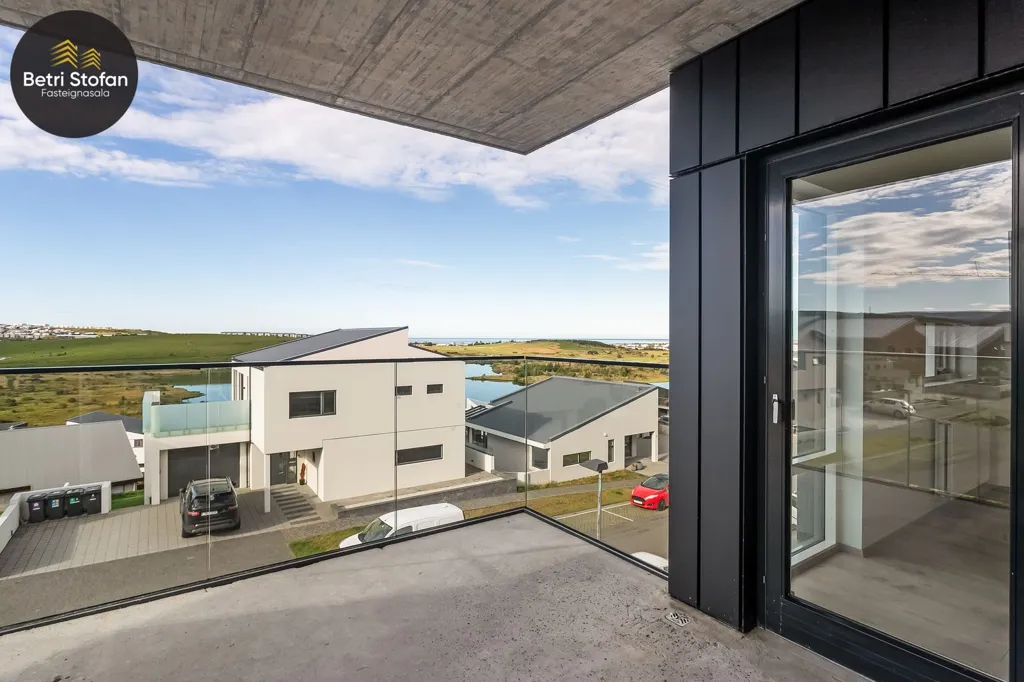 Balcon - Modern Apartment with Garden in Garðabær