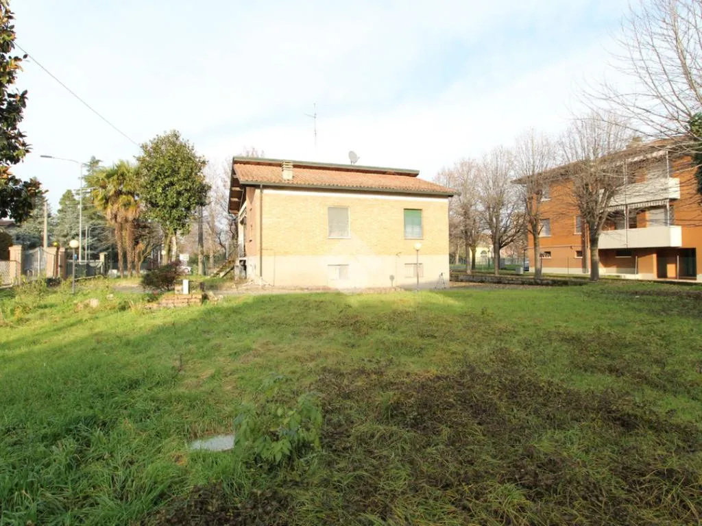 Aed - Buildable Plot with Garden in Montechiarugolo
