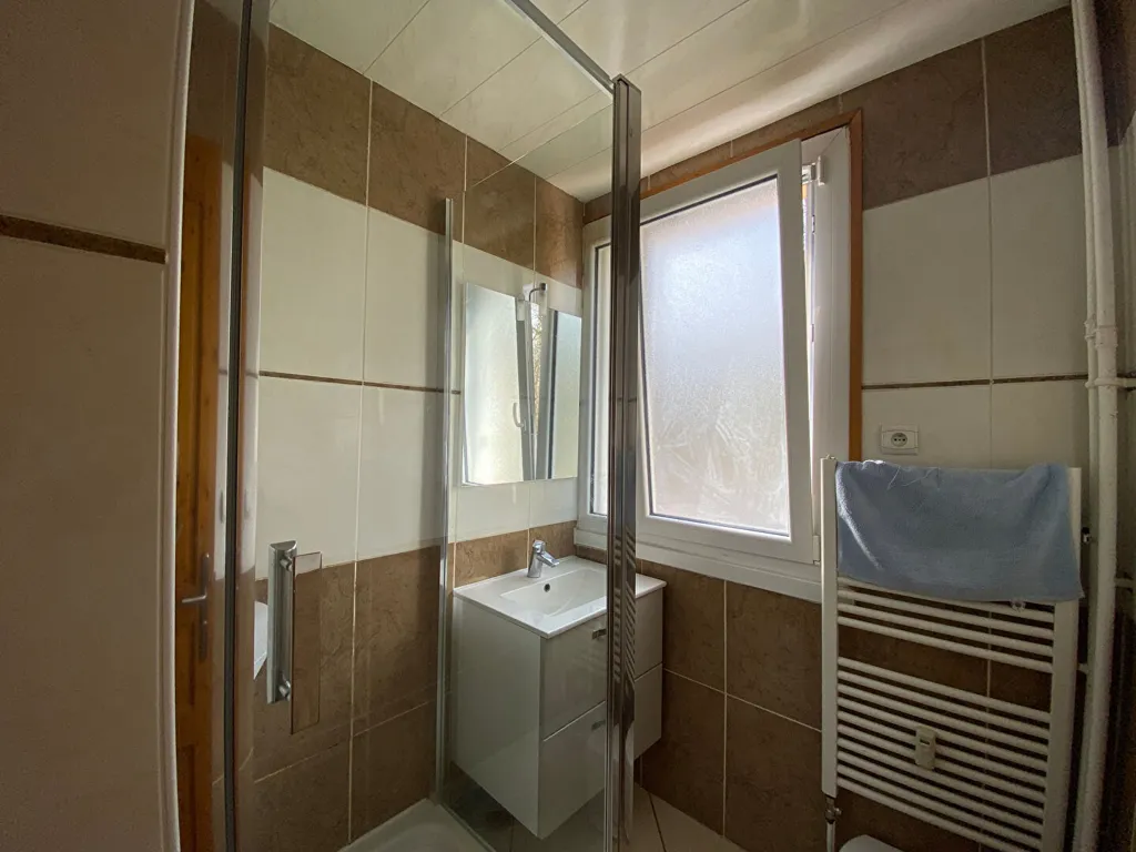 Bathrooms - Furnished Flat with Balcony in Saint-Germain-lès-Arpajon