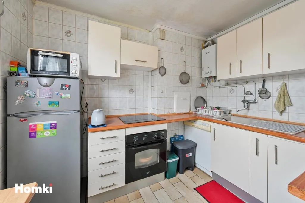 Kitchen - 4-Bed Apartment with Private Parking in Valenton